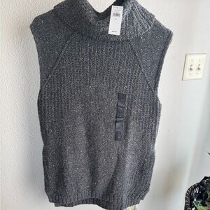 NWT BR Women’s grey sleeveless sweater with side zippers. High-low style.